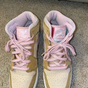 Air Jordan 1. Classic. Big Kids size 5